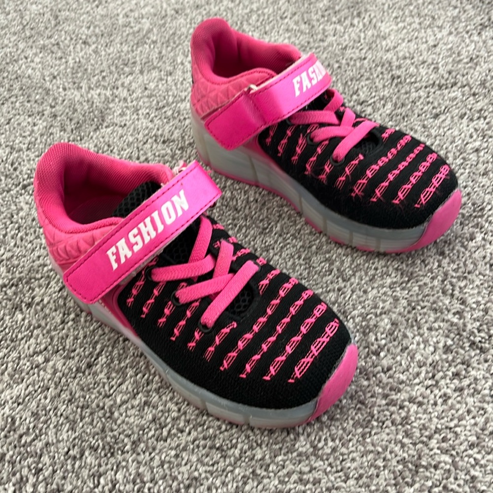 Pink Fashion Heelys Size 31